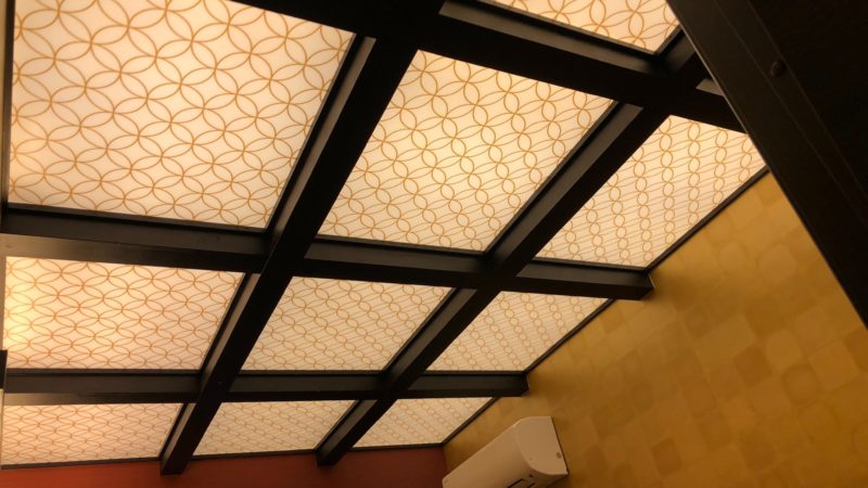 看板素材で天井製作　LED照明