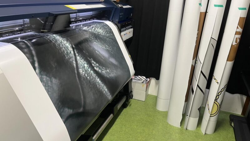 看板屋で働く非力な女が見つけた「ロール交換用パワーリフター」