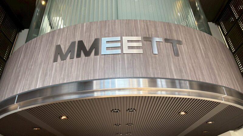 アールのかかった石目調壁面への切り文字取付け事例をご紹介