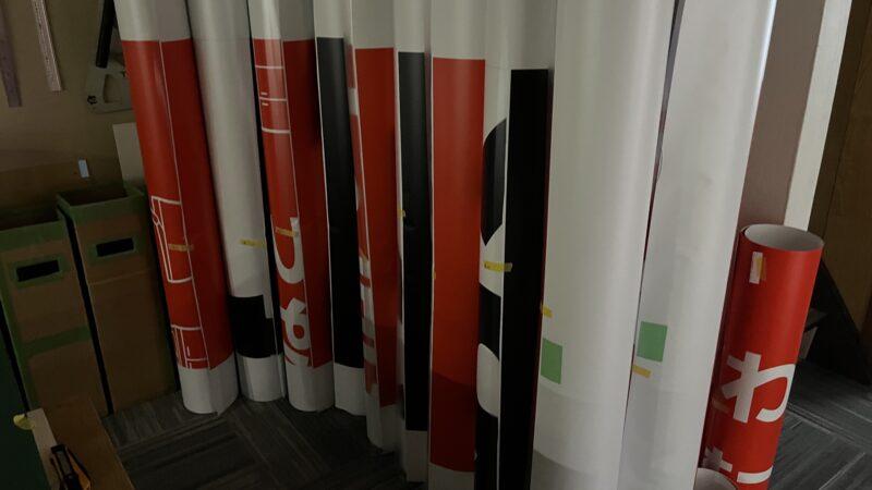 3月の看板屋はなぜ忙しい?インクジェット出力500m超えの繁忙期と現場のリアル