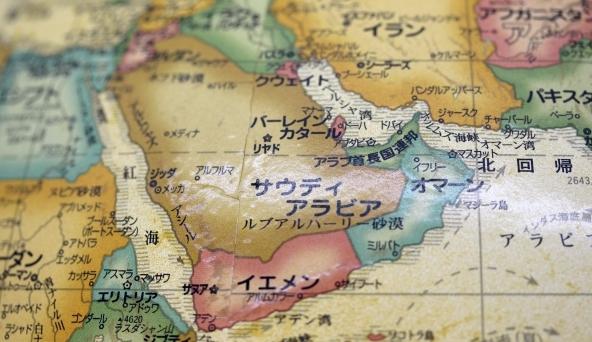 ホルムズ海峡封鎖の影響で資材不足? 建設業・看板業界に広がる 工事ストップ の可能性