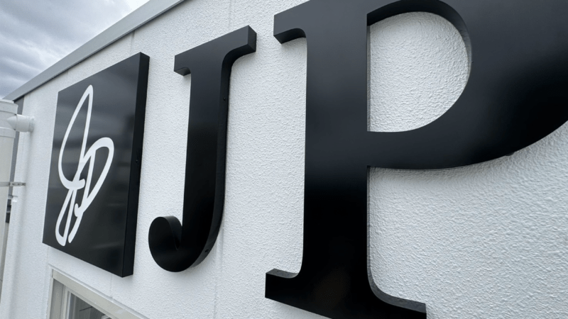 大型チャンネル文字看板!ビル壁面へ製作施工事例